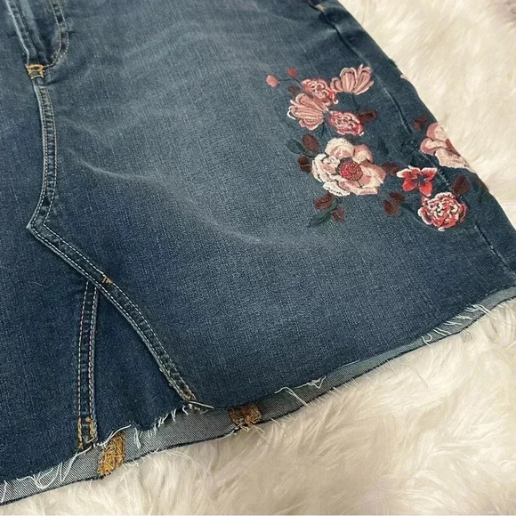 Seven7 Fashion Denim Skirt with Flower Embroidery Size 10 - Picture 2 of 10